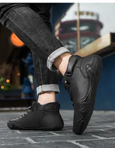 Detaillierte Ansicht schwarzer Leder-Stiefeletten mit rutschfester Oktopus-Sohle.