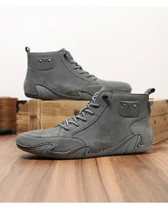 Detail van grijze heren Martin-boots met een unieke golvende zool in octopusstijl