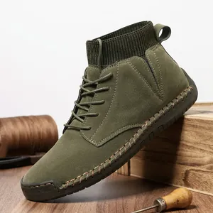 Herren Chelsea-Boots in Grün aus Wildleder mit elastischem Strickkragen und Ziernähten