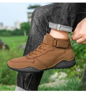 Vue latérale détaillée de bottines d'extérieur marron pour hommes avec semelle robuste