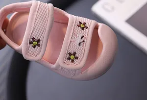 Detaillierte Ansicht von rosa atmungsaktiven Mesh Baby-Sandalen mit Stickerei
