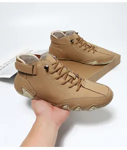 Nahaufnahme von hellbraunen Leder-High-Top-Octopus-Stiefeln mit rutschfester Gummisohle