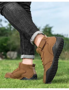 Vue détaillée des bottes de randonnée marron pour hommes avec semelle antidérapante