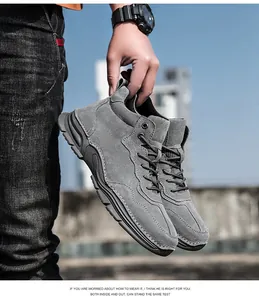 Gros plan sur des bottes Martin grises en daim pour hommes avec semelle robuste.