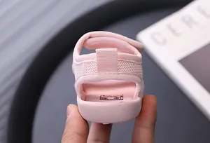 Rückansicht von rosa Mesh-Babysandalen mit weicher Sohle und Klettverschluss.