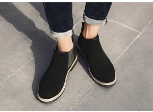 Detaillierte Ansicht der schwarzen Chelsea-Stiefeletten aus Wildleder für Herren im Winter