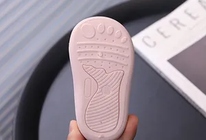 Detailaufnahme einer rosa Baby-Sandalensohle mit rutschfestem Profil und Größe.