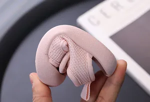 Detailansicht flexibler rosa Babysandalen mit atmungsaktivem Mesh und weicher Sohle