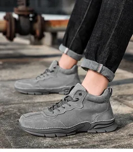 Vue détaillée de bottes d'extérieur montantes en daim gris pour hommes en décor industriel