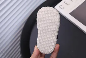 Primer plano de la suela de goma antideslizante para sandalias de bebé en color beige.