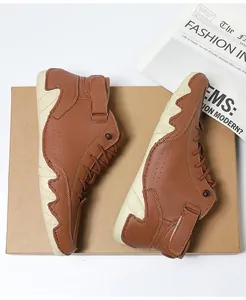 Detailansicht brauner Leder-Stiefeletten mit strukturierter Sohle und Klettverschluss