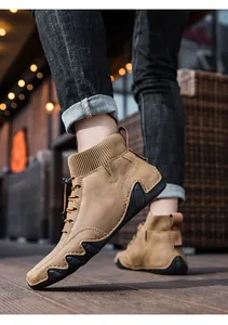 Detalle de botines de cuero marrón con cuello de punto y suela ondulada para un estilo casual
