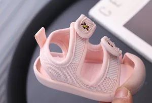 Detailansicht der atmungsaktiven rosa Netz-Babysandalen mit sicherem Klettverschluss