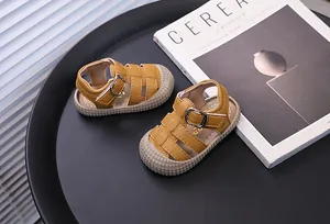 Vista detallada de sandalias amarillas para niños pequeños con puntera cerrada