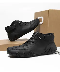 Professionelle Detailansicht schwarzer Leder-Stiefeletten mit Oktopus-Gummisohle.