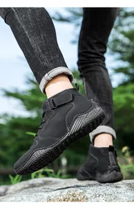Vue détaillée de bottines d'extérieur noires pour hommes avec semelles antidérapantes