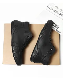 Nahaufnahme von schwarzen Rindsleder-Stiefeletten mit Oktopus-Sohlendesign