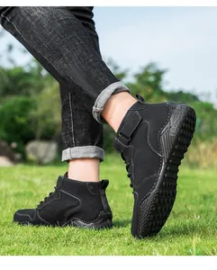 Détail de bottes Martin d'extérieur montantes noires avec semelle Octopus antidérapante