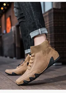 Detailansicht von High-Top-Freizeitschuhen mit elastischem, gestricktem Sockenkragen.