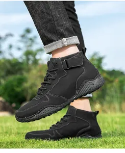 Bottines de plein air noires pour hommes avec semelle antidérapante sur une pelouse