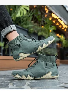 Primer plano de zapatillas altas verdes con suela de goma ondulada de diseño único