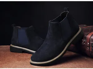 Detailaufnahme der marineblauen Chelsea-Boots aus Wildleder für Herren mit Gummizug