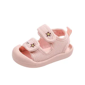 Atmungsaktive rosa Baby-Sandalen mit weicher Sohle und niedlicher Blumenstickerei