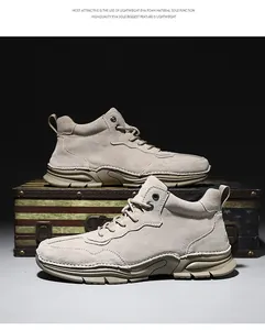 Vue détaillée de bottes d'extérieur en daim beige avec semelles légères en mousse EVA.