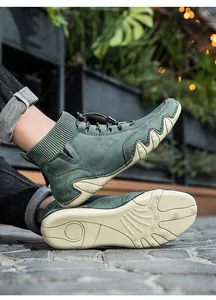 Detalle de botas casuales verdes con cuello de punto y suela ondulada beige