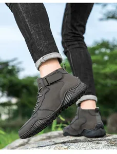 Vue détaillée de bottines d'extérieur pour hommes avec semelles antidérapantes octopus