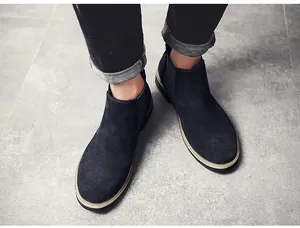Detaillierte Draufsicht auf Chelsea-Boots aus Wildleder für Herren in Dunkelblau