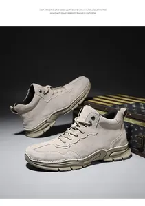 Gros plan de bottines Martin pour hommes en cuir beige avec semelle en mousse EVA