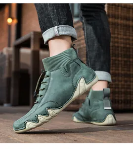 Primer plano de botas altas verdes con cuello de calcetín y suela de gran agarre