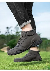 Détail de la vue latérale des bottes de sport de plein air pour hommes à semelle