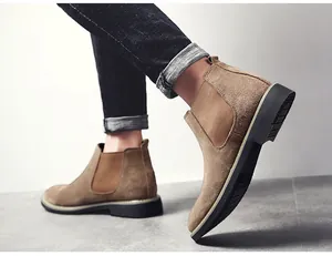 Detailansicht klassischer Chelsea-Stiefel aus braunem Wildleder für Herren im Freien