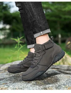Vue détaillée des bottes d'extérieur montantes pour hommes avec semelle antidérapante texturée