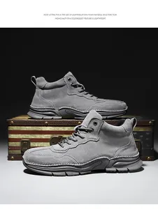 Détail d'une botte Martin montante en daim gris avec semelle légère en EVA