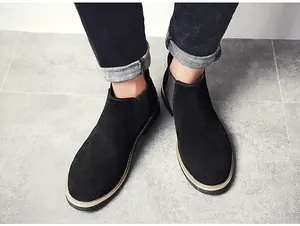 Nahaufnahme von schwarzen Chelsea-Boots aus Wildleder für Herren mit Stretcheinsatz.