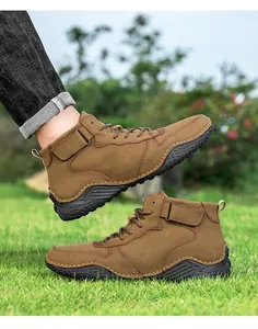 Détail latéral de bottines outdoor marron avec semelles antidérapantes en relief