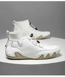 Weiße High-Top-Sneaker mit Sockenbund und elastischen Kordelzügen auf einem Podest