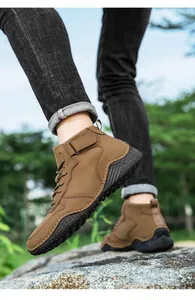 Bottines de randonnée marron durables pour hommes avec semelle antidérapante robuste.