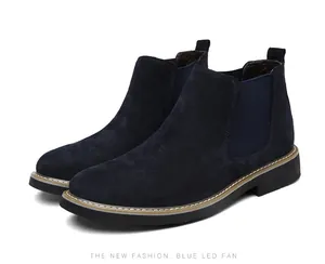 Hochwertige dunkelblaue Chelsea-Boots aus Wildleder mit elastischen Einsätzen und Gummisohle