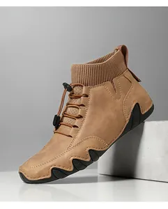 Detailansicht der khakifarbenen High-Top-Freizeitschuhe mit Strickbündchen und Gummizug