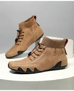Detailansicht der braunen hohen Sneaker mit komfortablem Strickkragen am Knöchel
