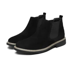 Seitenansicht von schwarzen Herren-Chelsea-Boots aus Wildleder mit Kontrastnaht