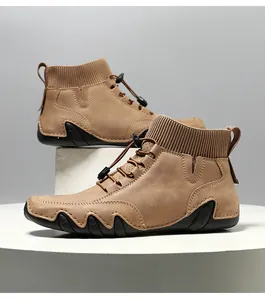 Detailansicht der hohen Freizeitstiefel mit Rippstrick-Sockenkragen und Wellensohle.