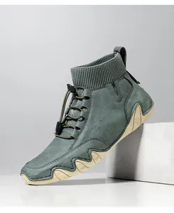 Detailansicht türkisfarbener High-Top-Sockenstiefel mit Gummisohle und Schnellschnürer.