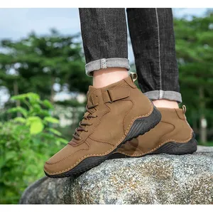 Vue extérieure de bottines Martin marron pour hommes avec semelle pieuvre sur rocher