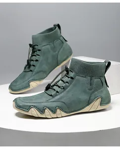 Detailansicht grüner High-Top-Sneaker mit Sockenbund und wellenförmiger Gummisohle