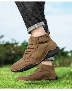 Vue latérale détaillée des bottes Martin d'extérieur marron pour homme sur l'herbe